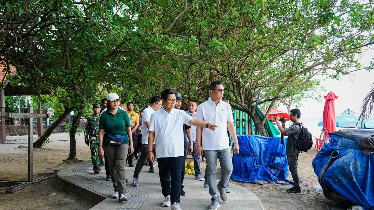 Bupati Adi Arnawa didampingi Sekda Badung IB. Surya Suamba saat melaksanakan Pengawasan dan Penegakan Hukum Lingkungan terhadap sektor Horeka di wilayah Kelurahan Legian, pada Jumat (15/5).