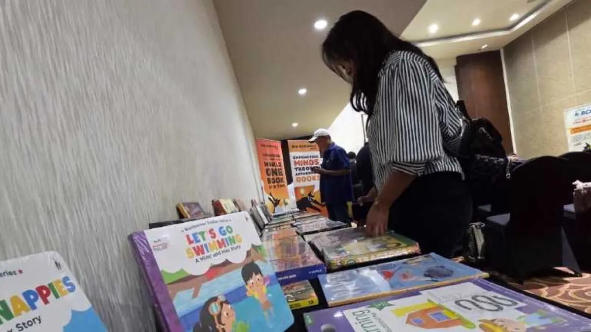 CERITA UNTUK ANAK-ANAK : Bazar buku Big Bad Wolf Book memamerkan sejumlah genre buku yang didominasi buku-buku cerita anak. (Foto : Marsellus Pampur)