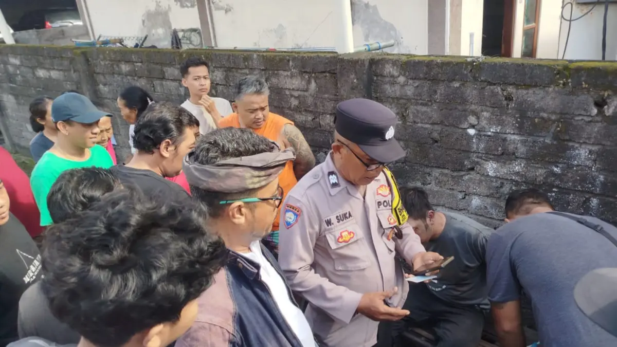 DIBEKUK: Polisi dan warga saat mengamankan maling motor di Ubung Kaja Denpasar. (IST/radarbali.id)