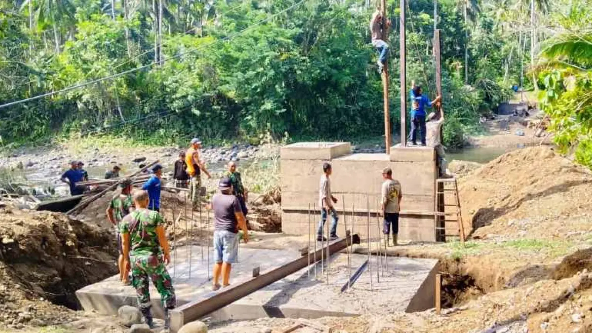 DIKEBUT : Pembangunan Jembatan Nusamara, Mendoyo, Jembrana. (Foto Kodim Jembrana)