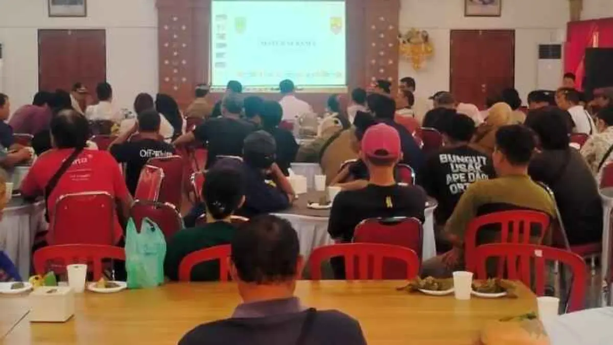 GELAR SOSIALISASI : Sosialisasi kepada pedagang Tabanan terkait Pemkab Tabanan yang melakukan penataan di areal Jalan Gajah Mada. (juliadi/radar bali)