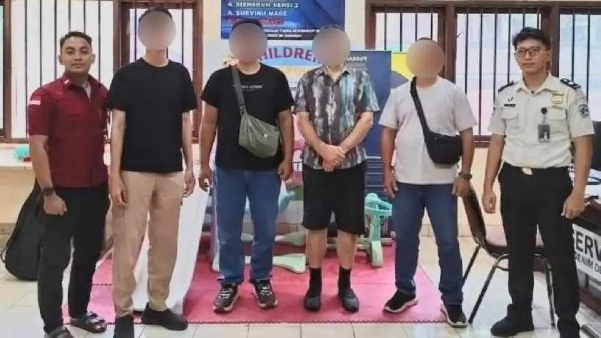 HARUS DIPENJARA DAN DIPULANGKAN : Petugas Imigrasi Singaraja membawa FRP, WNA Kanada ke dalam Rudenim Denpasar. Ia diketahui mengamuk dan merusak properti milik warga.(foto:Imigrasi Singaraja)