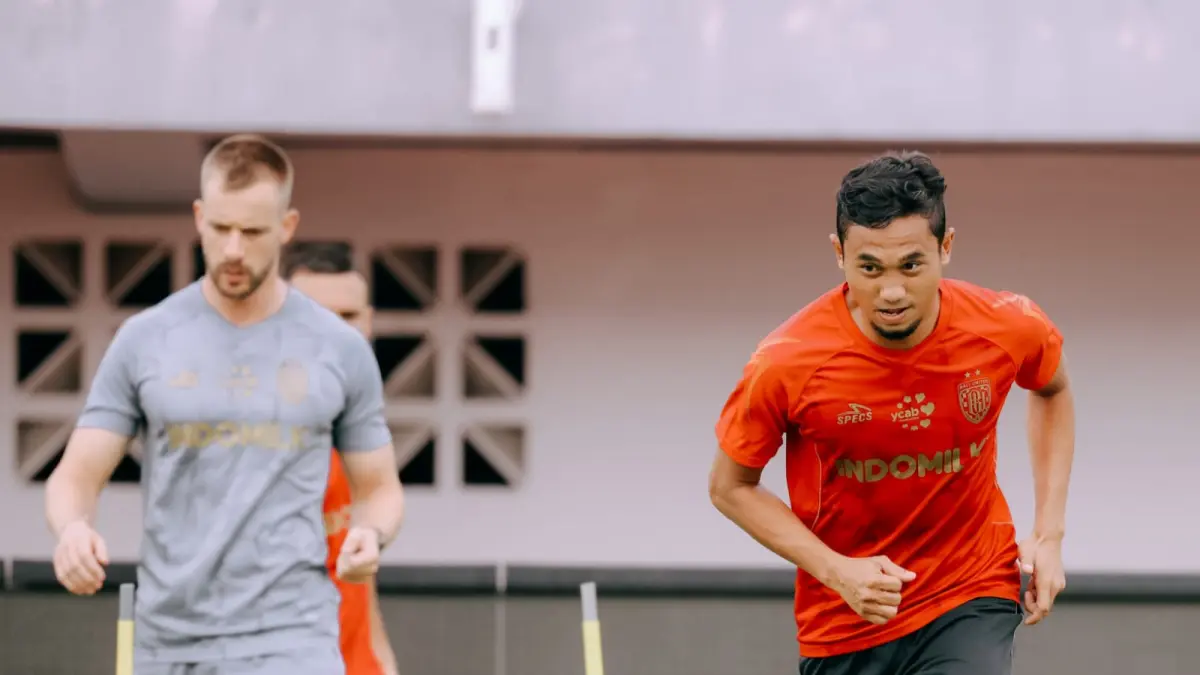 Kapten Bali United Ricky Fajrin (kanan) berlatih di Stadion Kapten I Wayan Dipta, Gianyar. 