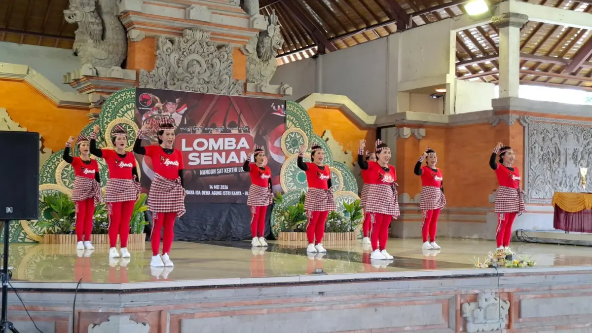 Lomba Senam Nangun Sat Kerthi Loka Bali di Balai Budaya Ida Dewa Agung Istri Kanya, Kamis (14/5). (Ayu Pitri Arisanti/Radar Bali)