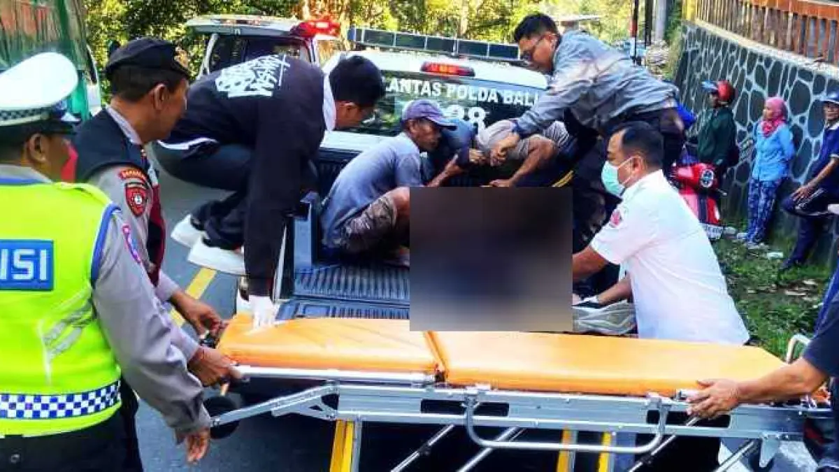 NAHAS DI JALAN RAYA: Evakuasi korban usai kejarian tabrakan  dan korban tak bisa diselamatkan jiwanya. (Polres Buleleng)

