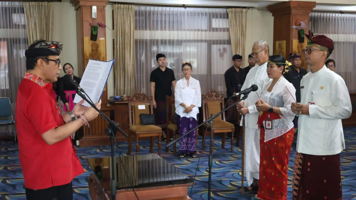 Wali Kota Denpasar I Gusti Ngurah Jaya Negara (kiri) saat melantik dan mengambil Sumpah Jabatan di Ruang Praja Utama Kantor Wali Kota Denpasar, Rabu (13/5/2026).&nbsp;