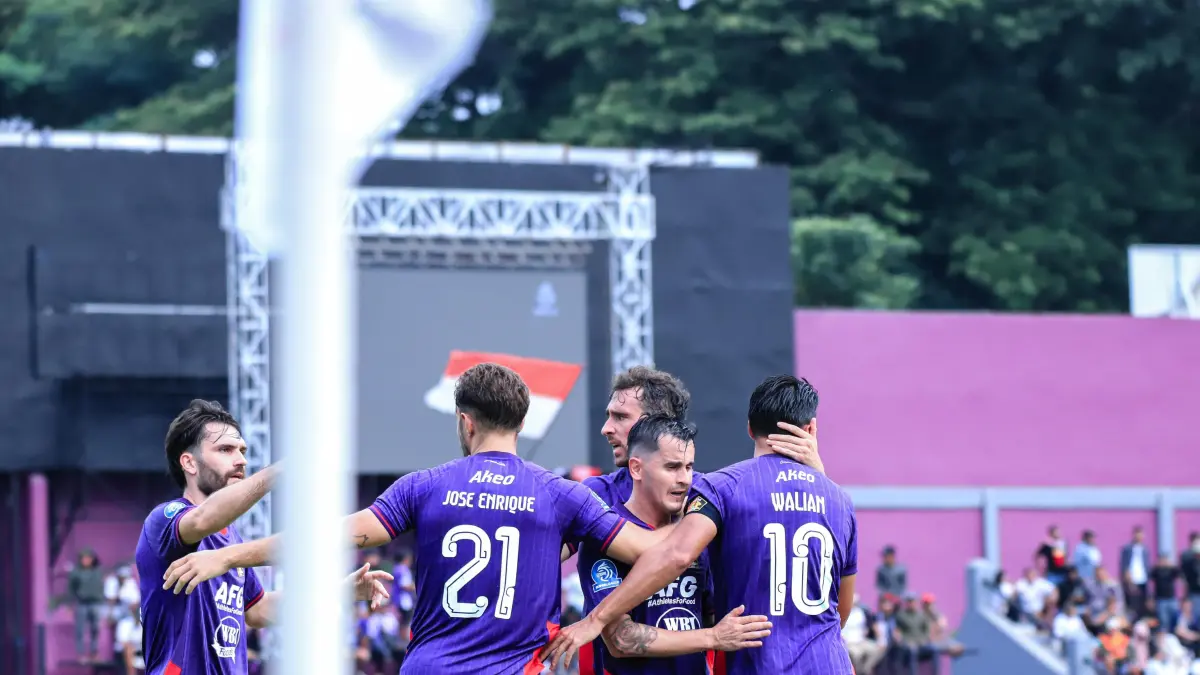 Ezra Walian dkk bersiap menghadapi Persija yang turun dengan kekuatan penuh di Stadion Brawijaya sore ini.  