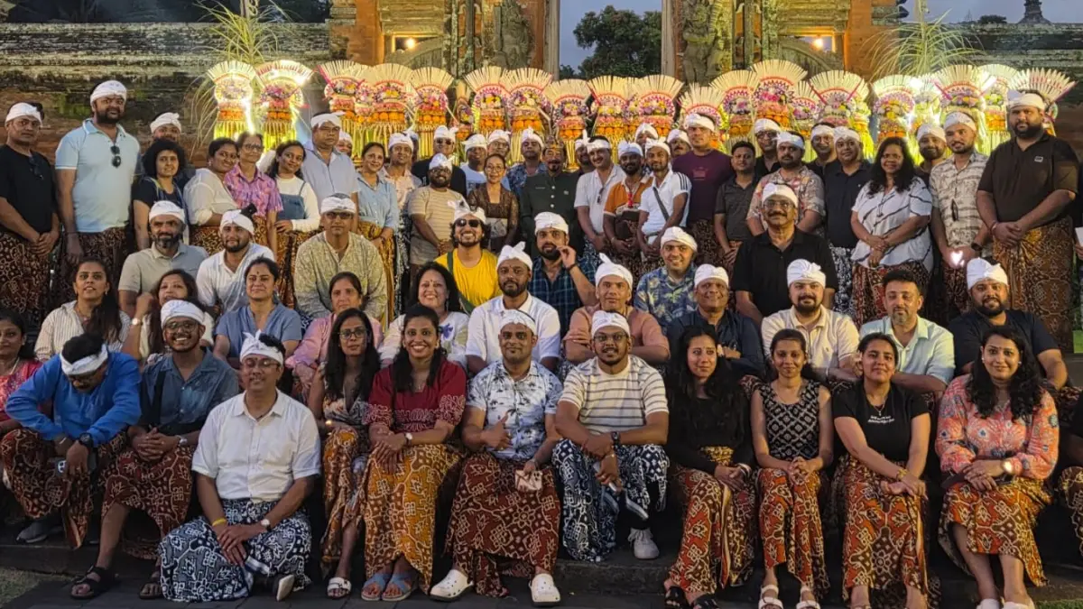 JADI UJUNG TOMBAK PROMOSI: Puluhan pelaku biro perjalanan adalah India saat berada di Pura Taman Ayun Mengwi, Badung. (marsellus pampur)