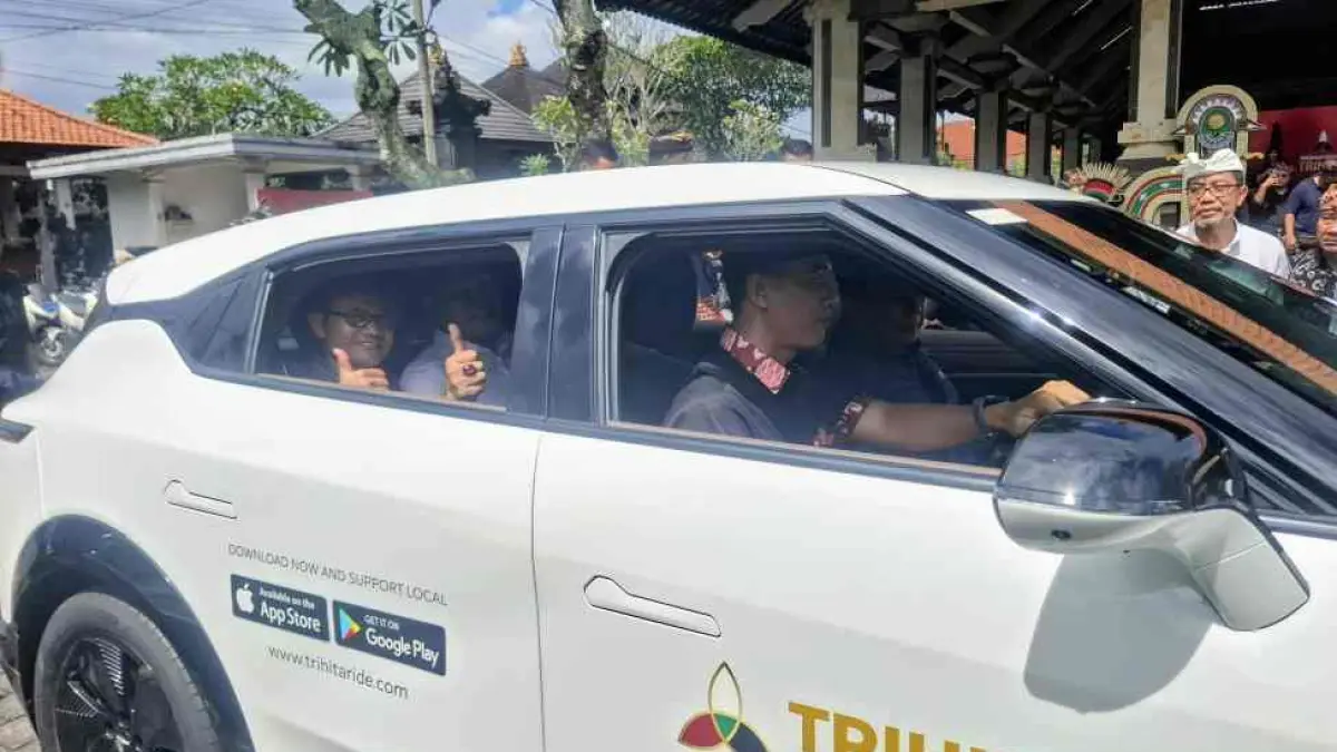 Kadishub Provinsi Bali I Made Mudarta, bersama CEO dan Founder TRIHITA I Made Sudiana saat meresmikan aplikasi TRIHITA berbasis desa adat di Wantilan Desa Adat Beraban, Tabanan, Sabtu (16/5/2026).