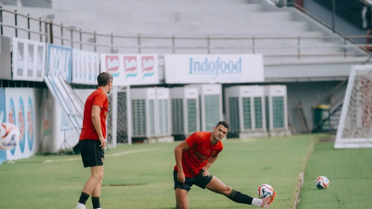 Striker Bali United Boris Kopitovic berlatih di Stadion Kapten I Wayan Dipta, Gianyar. 