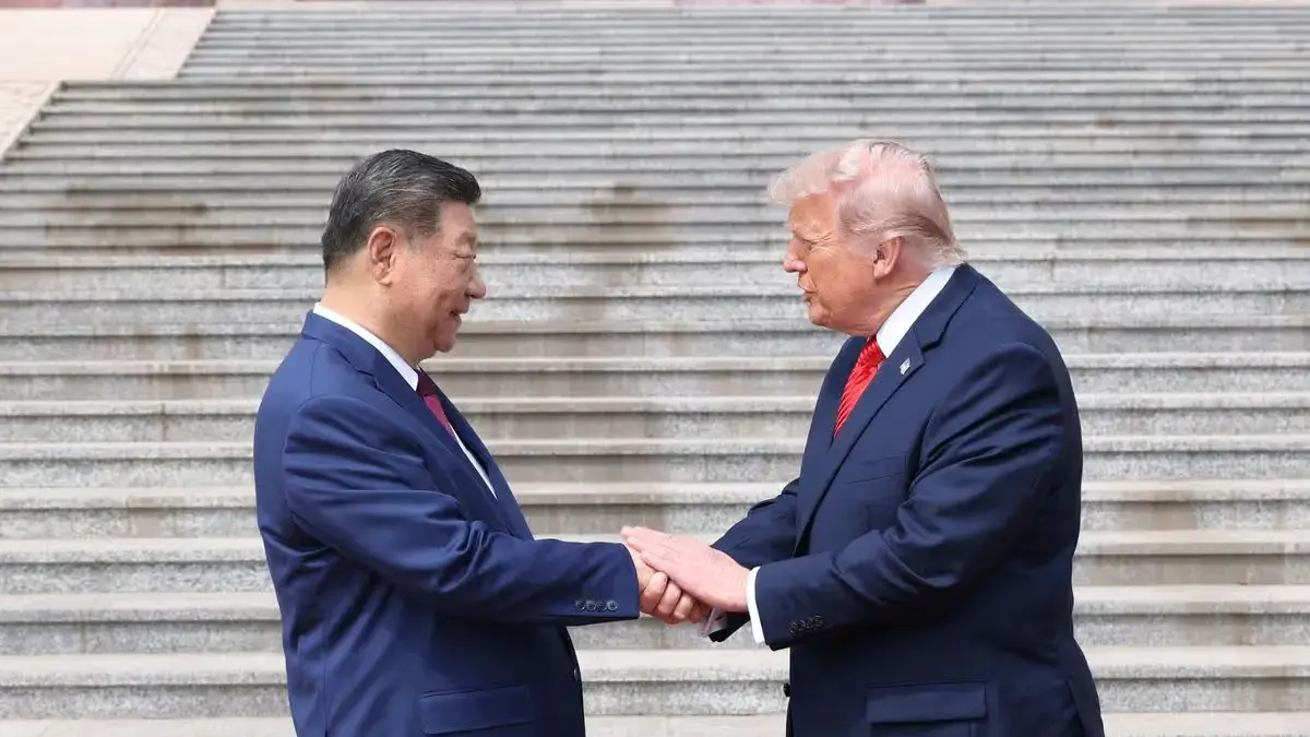 Xi Jinping menyambut Donald Trump di Balai Rakyat Tiongkok.