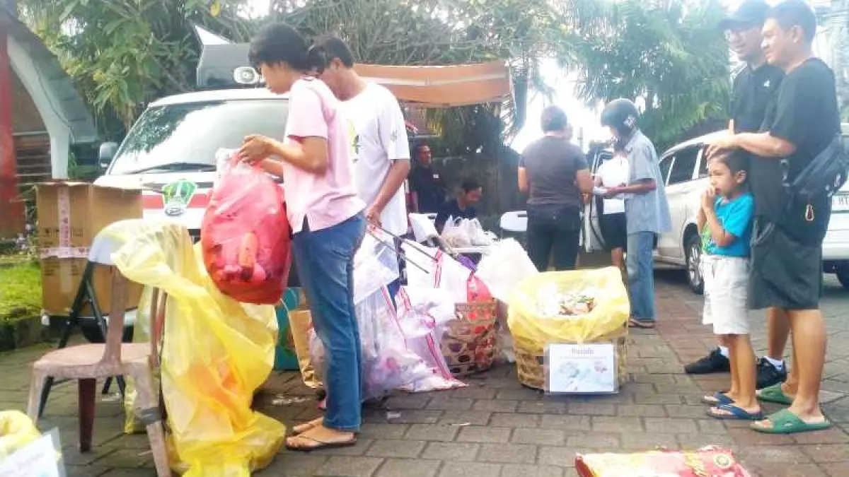 CEGAH GUNUNGAN SAMPAH : Aktivitas dropping point sampah yang dilakukan oleh komunitas dan aktivitis lingkungan yang tergabung Tabanan Lovers, Patradesa bekerjasama dengan TPS3R Sadu Kencana, Tabanan di depan Gedung Kesenian I Ketut Maria Tabanan. (juliadi)