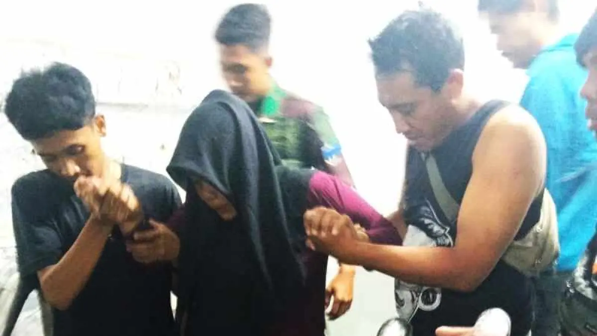 DIEVAKUASI: Penumpang KMP Parama Kalyani saat hendak dievakuasi dari kapal di Pelabuhan Padangbai karena mengalami pecah ketuban. (ist)
