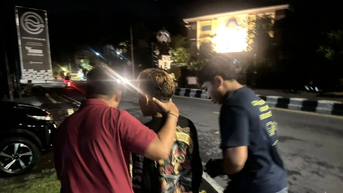 DITANGKAP: Aparat Polsek Kuta akhirnya mengamankan manusia silver yang beraksi sambil menodongkan pisau kepada pengendara di Kuta, Sabtu malam 16 Mei 2026. (ADRIAN SUWANTO/radarbali.id)