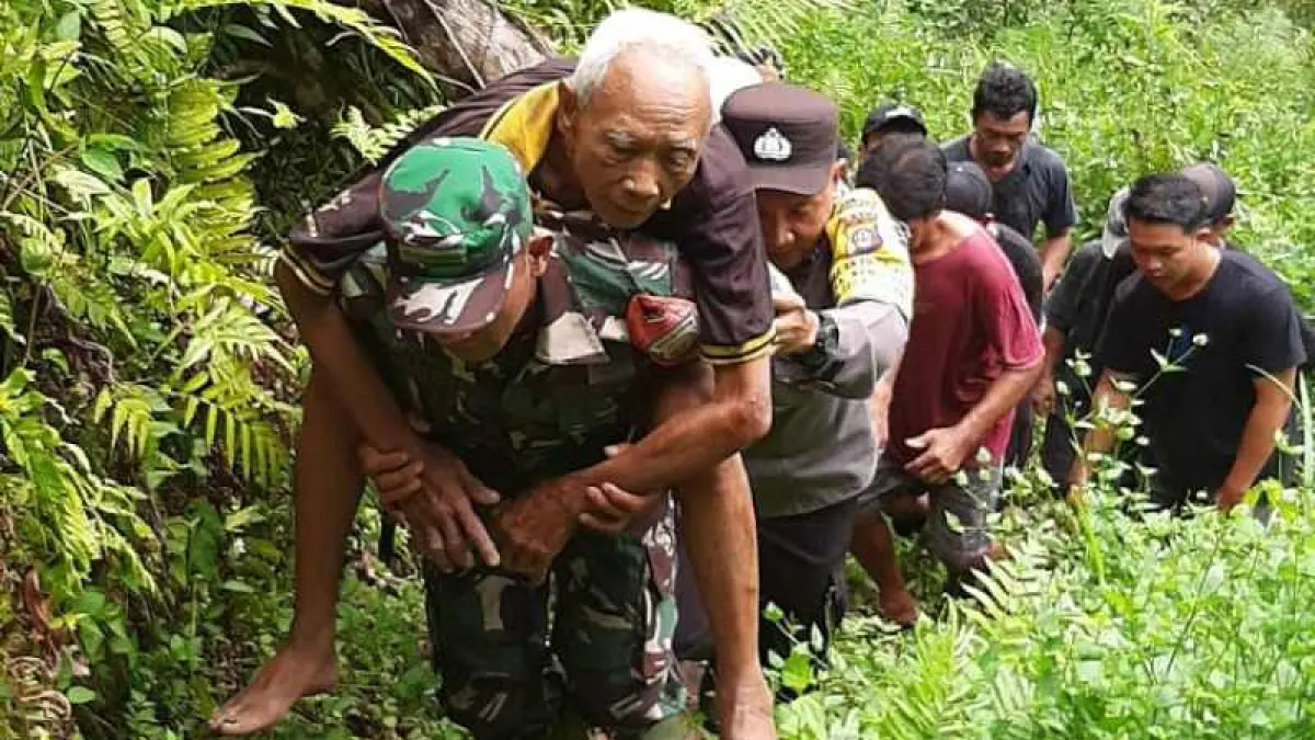 EVAKUASI DI MEDAN SULIT: Lansia digendong bergantian oleh petugas dan warga dari jurang ke daratan.( FOTO: BPBD GIANYAR)