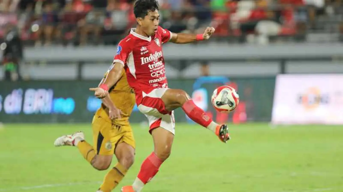 GOL CIAMIK : Sepakan cantik Made Tito melesak ke gawang Bhayangkara FC. (miftahuddin/radar bali)