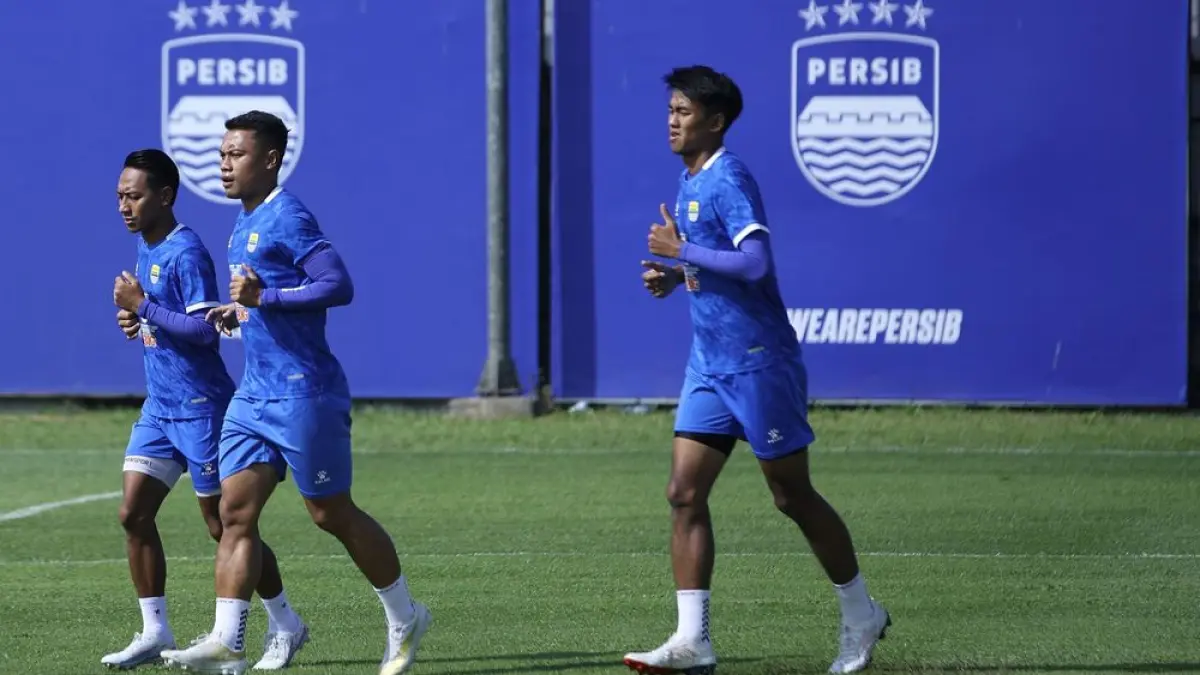 Kakang Rudianto dan sejumlah pemain Persib berlatih menjelang laga tandang melawan PSM Makassar di Stadion Gelora BJ Habibie, Pare Pare.
