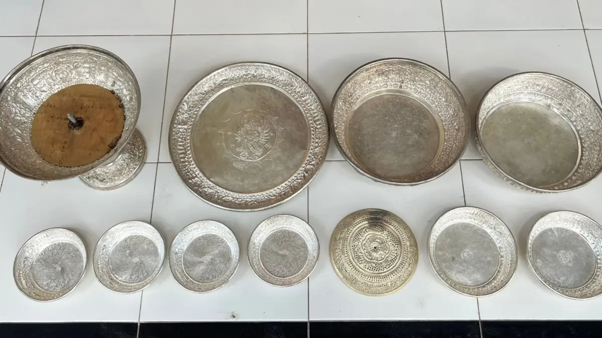 BARANG BUKTI: Sejumlah sarana upakara berbahan perak curian.(foto:polsek nusa penida)