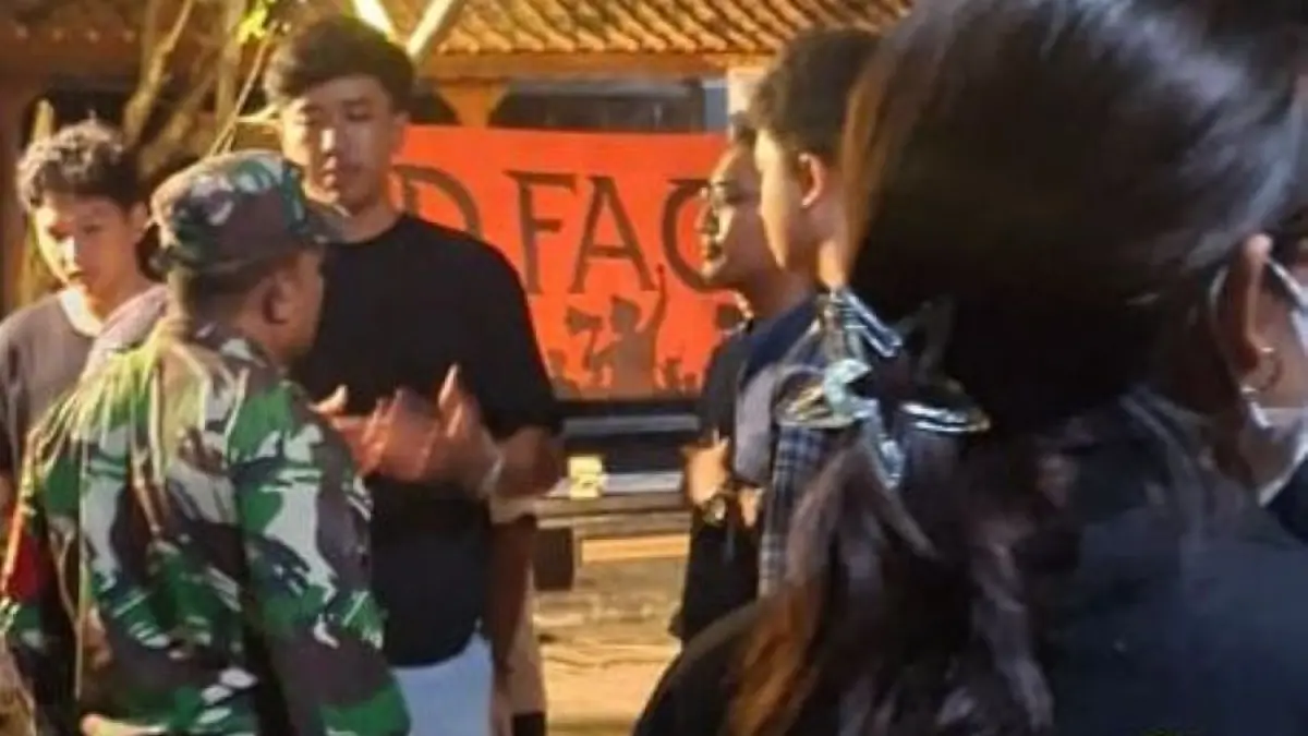 DIAWASI: BEM FH Unud menggelar nonton bareng (nobar) Film Pesta Babi, yang tampak diawasi aparat berpakaian loreng Kams, 14 Mei 2026. (sumber untuk radarbali.id)