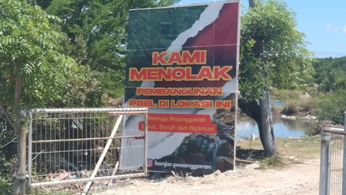 DITOLAK: Baliho penolakan Pengolahan Sampah jadi Energi Listrik (PSEL), Wagub Bali minta masyarakat mendukung rencana program pusat. (NI KADEK NOVI FEBRIANI/radarbali.id)