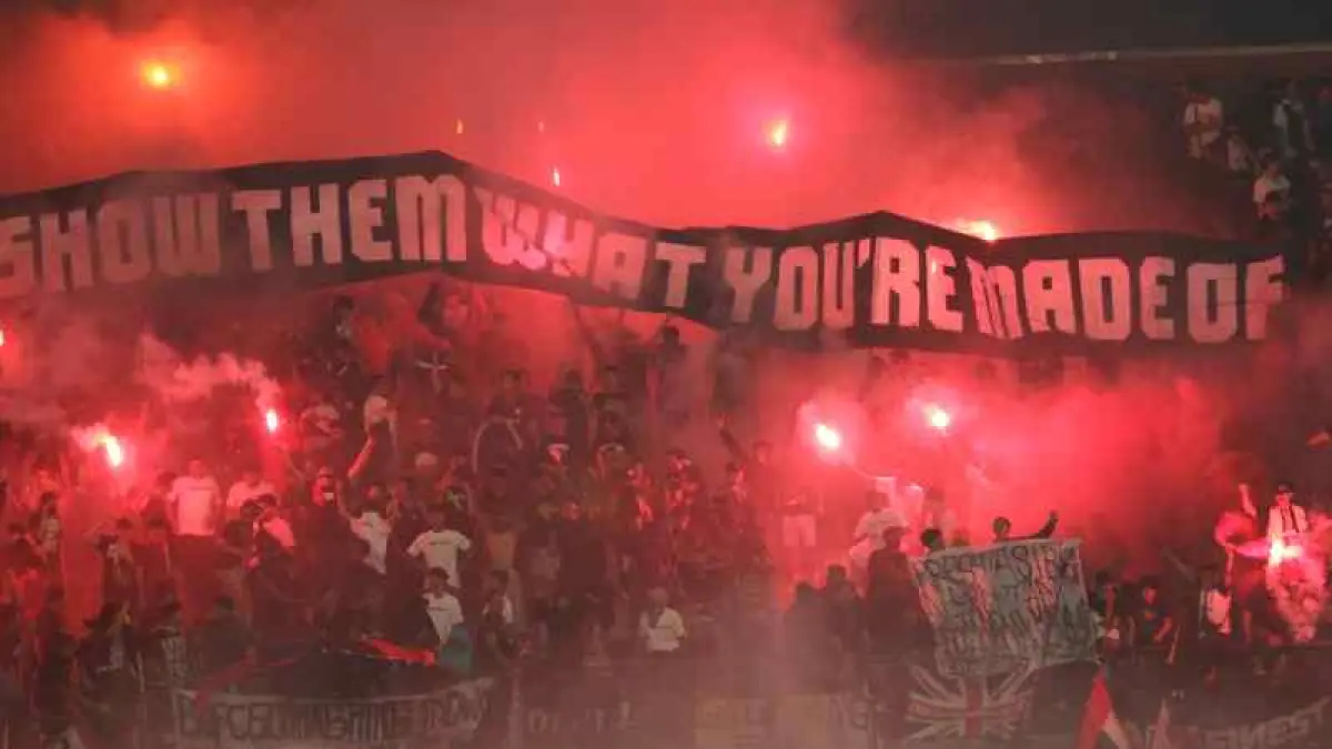 FLARE ASAP MERAH : Penonton laga kandang terakhir Bali United vs Bhayangkara menyalakan kembang api selepas menit ke-90, meskipun laga belum usai. (miftahuddin/radar bali)