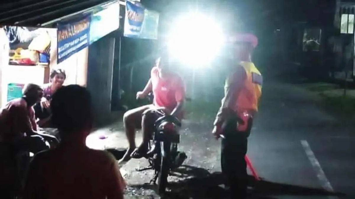 GELAR PATROLI KELILING : Petugas dari Polsek Selemadeg, Tabanan, gelar patrol keliling. (juliadi/radar bali)