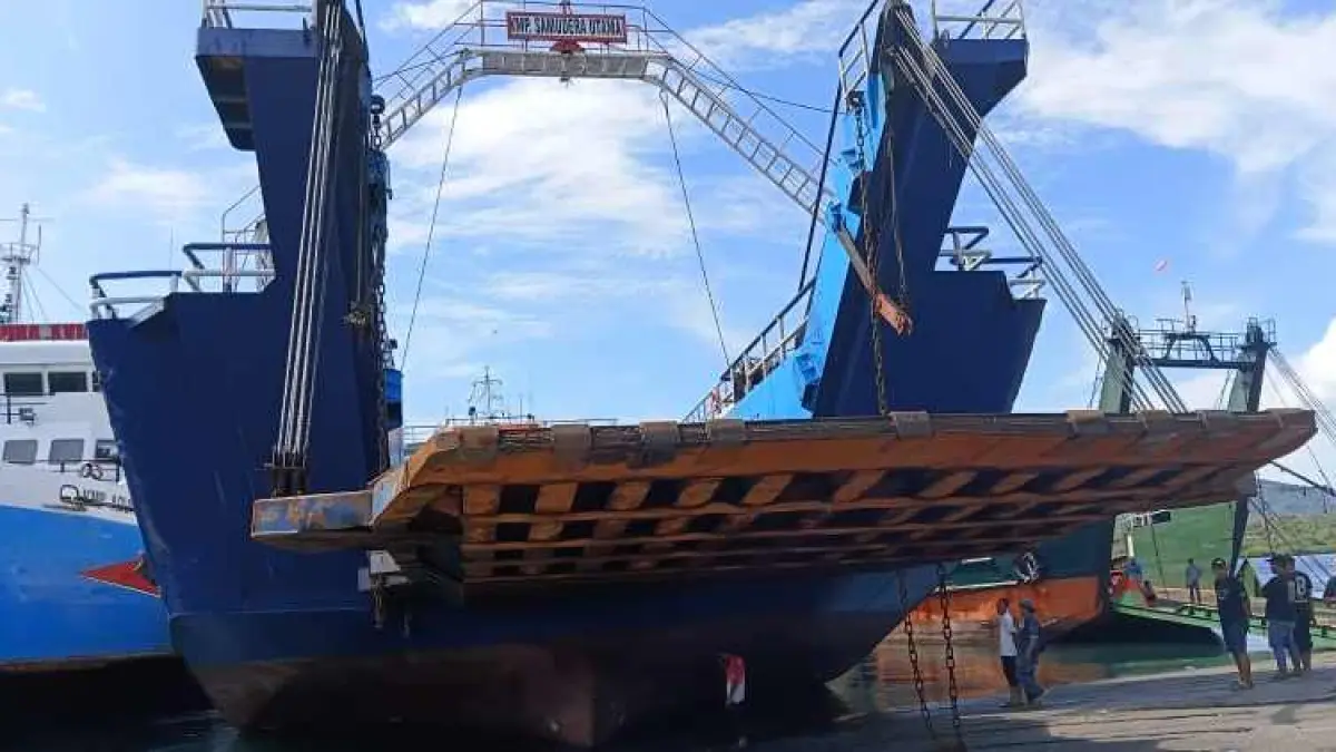 KANDAS: Kapal tersangkut karena kandas di dermaga LCm Gilimanuk. (foto: Pos AL Gilimanuk)