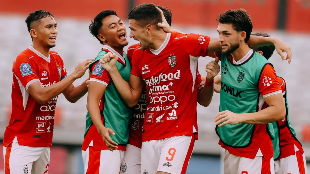 Pemain Bali United mengerumuni Boris Kopitovic yang mencetak brace di laga kandang terakhir musim lalu.