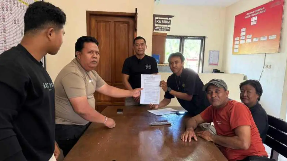 SAMPAIKAN KLARIFIKASI : I Putu Nofa Adi Putra (baju hitam) yang memberikan keterangan klarifikasi di Mapolsek Selemadeg Barat, Tabanan terkait video viral di media sosial.(ist)&nbsp;
