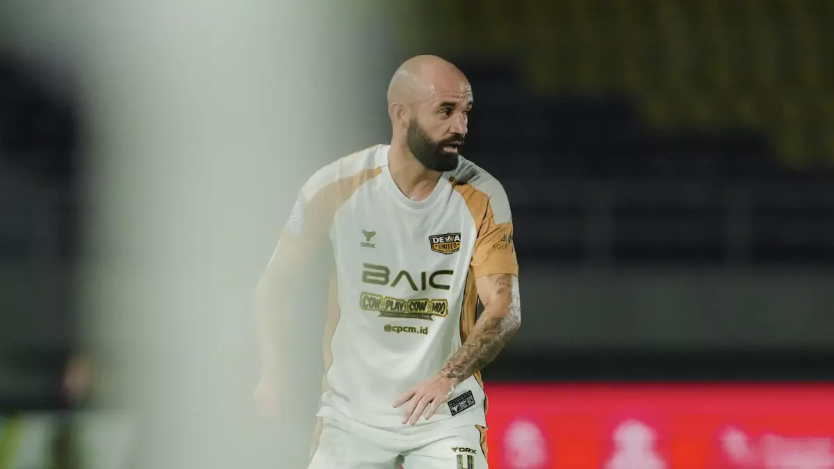 Bek kanan Dewa United Johnathan Pereira saat kalah melawan Persis Solo di Manahan. Banten Warriors akan menjamu Bali United dengan target mengunci peringkat keempat klasemen Super League.