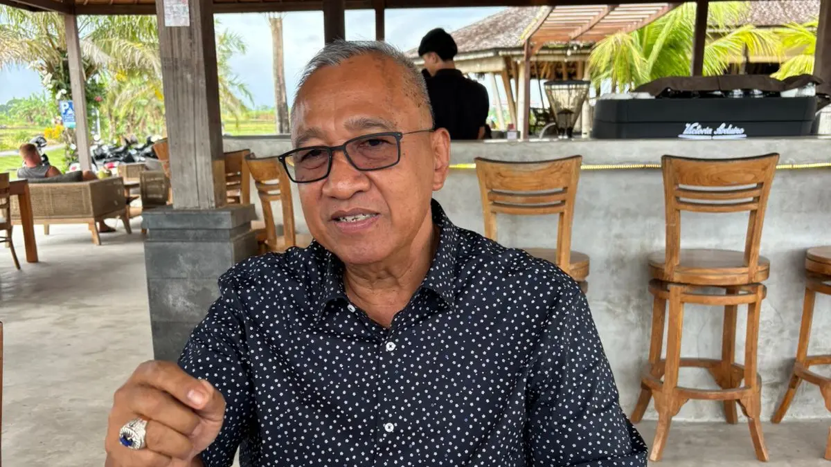 BERI KAJIAN: Dr. Drs. I Putu Parwata.,MK.,MM selaku Dosen Ekonomi dan Bisnis (MMI) dari Universitas Mahendradatta (Unmar) saat memberikan kajian mikro dan makro dalam kondisi dolar Amerika Serikat naik.