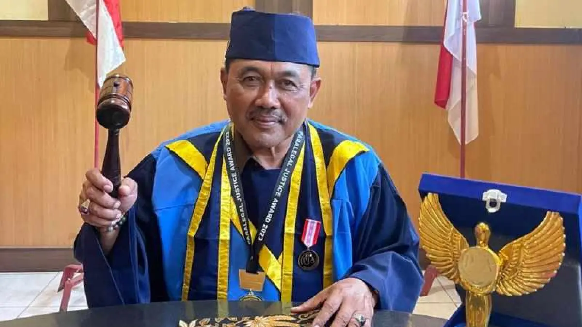 BUKAN SEKADAR PERBEKEL : Perbekel Desa Kubutambahan, Gede Pariadnyana dengan jubahnya sebagai hakim desa. ( Foto: Pemdes Kubutambahan)

&nbsp;