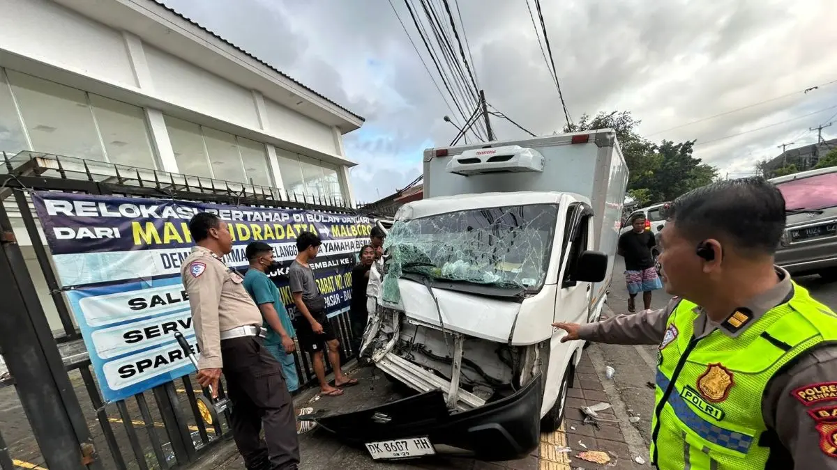 CELAKA: Petugas kepolisian melakukan penanganan dan olah TKP kecelakaan lalu lintas yang melibatkan mobil light truck Isuzu dan Suzuki Mega Carry di Jalan Mahendradatta KM 8, Denpasar, Senin (18/5/2026). (IST/radarbali.id)
