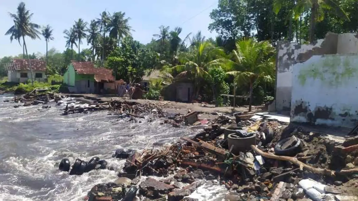 GELOMBANG BESAR : Gelombang menghantam pantai dan permukiman warga pesisir Pebuahan, Jembrana. (M.Basir/Radar Bali)