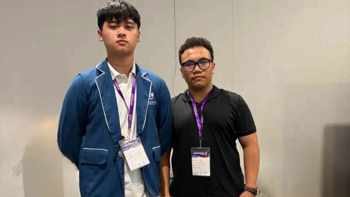 HARUMKAN NAMA BANGSA: Dua siswa SMA Katolik Santo (St,) Yoseph Denpasar, Victor Nera Umardicha&nbsp; (kanan) dan Zachary Griffin Handoko.(foto: istimewa)