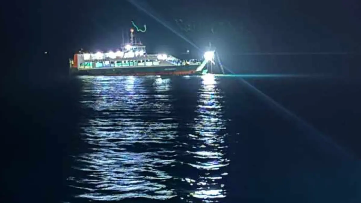 LEPAS KANDAS SETELAH AIR LAUT PASANG: KMP Samudra Utama setelah lepas dari kandas. (foto: Pos AL Gilimanuk)