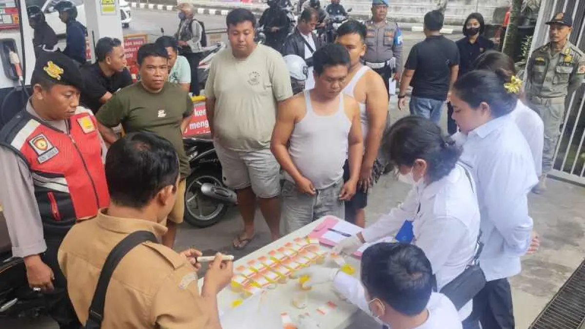 PETAKA SERANGAN JANTUNG : Truk Isuzu bernopol DK 8763 GQ yang dikemudikan Putu Santiaji ini menabrak pagar dan sang sopir meninggal diduga serangan jantung. (ist)