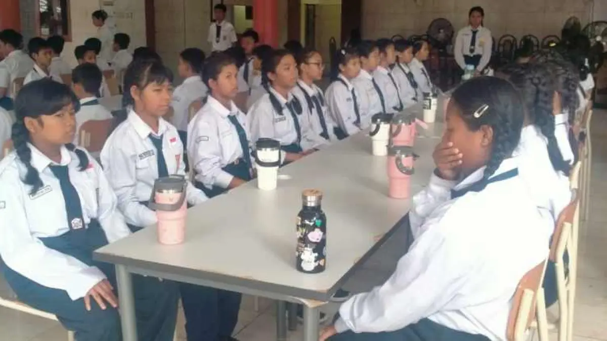 SEKOLAH RAKYAT : Suasana para siswa sekolah rakyat di Sentra Mahatmiya Bali Tabanan yang tengah menerima makanan bergizi gratis. (juliadi)