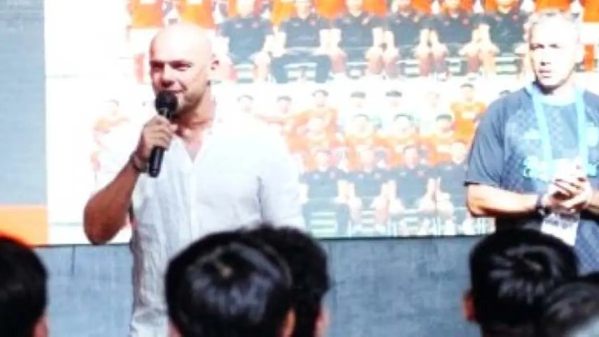 BERI PENGARAHAN DAN SEMANGAT : Pelatih Kepala, Johnny Jansen antusias ikut menggembleng mental para pemain muda Bali United. (foto:Media Bali United)