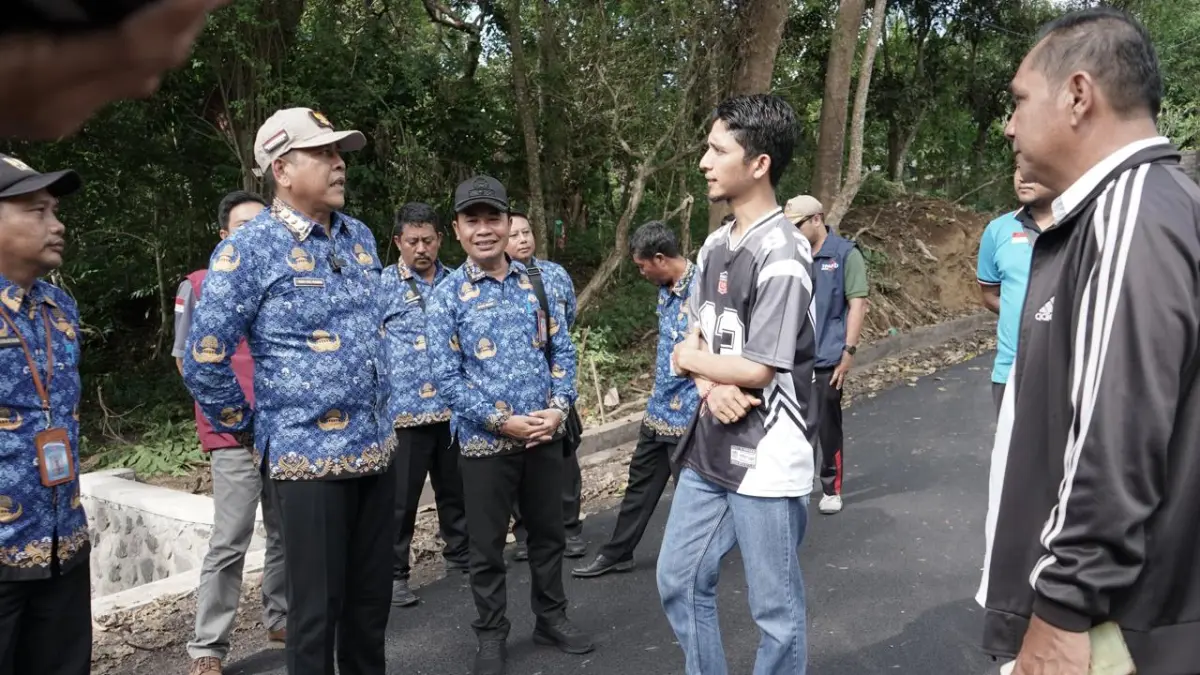 Bupati Karangasem I Gusti Putu Parwata (Gus Par) saat melakukan peninjauan proyek ruas jalan Penginyahan–Munti Desa dan Bantas - Banjar Dukuh, Kecamatan Kubu, Rabu (20/5).


