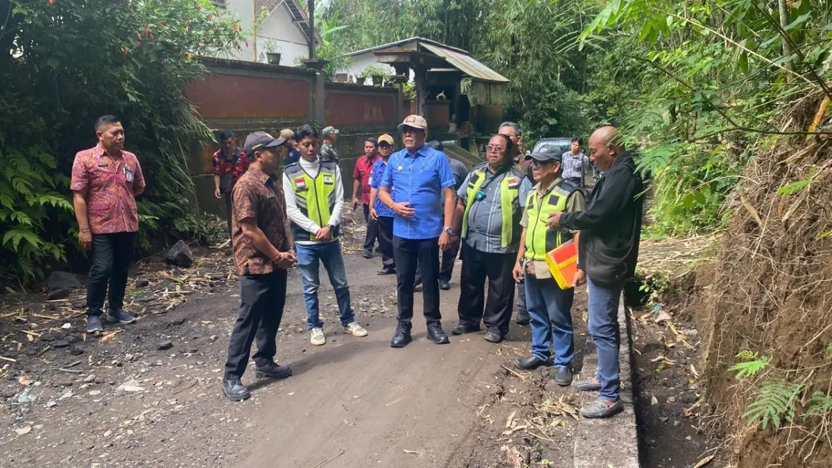 Bupati Karangasem I Gusti Putu Parwata saat meninjau pengerjaan proyek ruas jalan Geriana Kangin-Karangsari di Kecamatan Selat, Selasa (19/5). (Zulfika Rahman/Radar Bali)