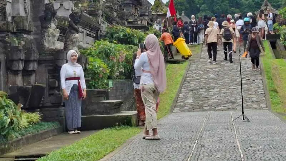 CEKREK! : Wistawan domestik ini sibuk bergaya dan berfoto ria dengan busana sewaan di Desa Wisata Penglipuran. (dewa ayu pitri arisanti/radar bali)