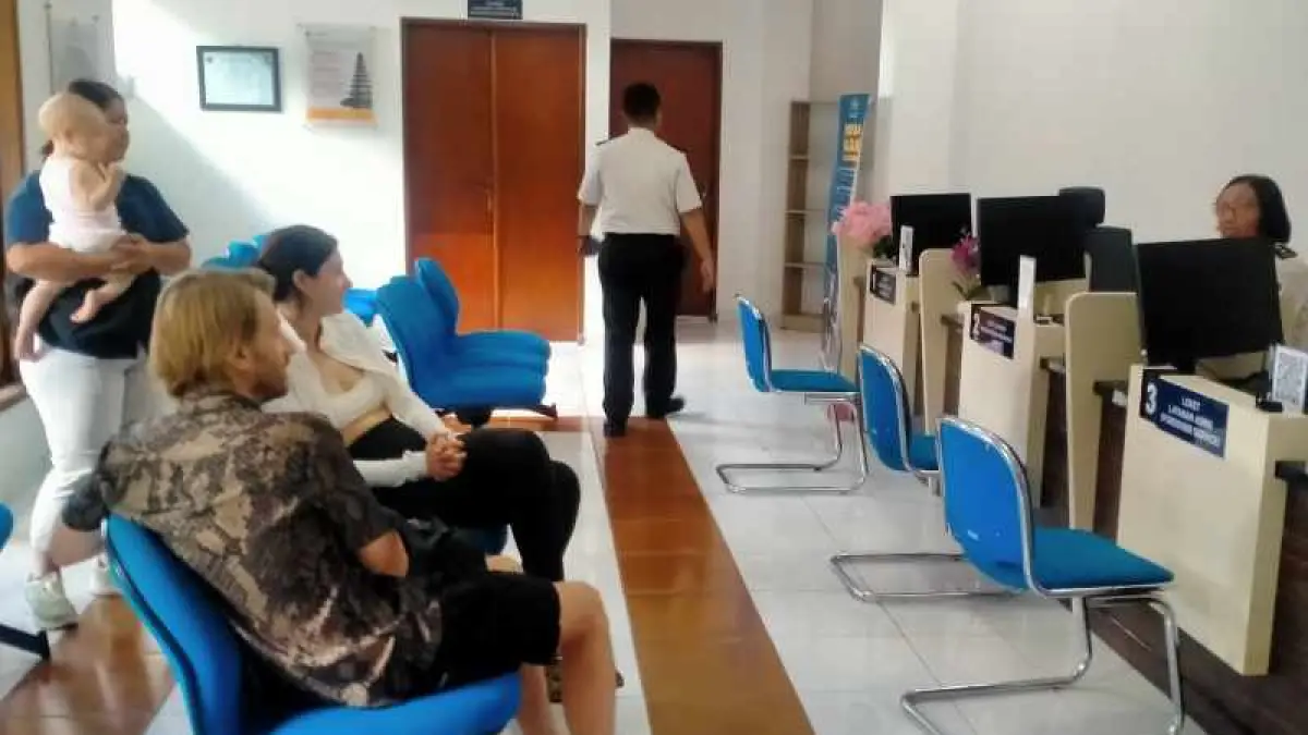 MASIH BARU : Suasana pelayanan di Kantor Imigrasi Kelas III Non TPI Tabanan yang sudah mulai beroperasi. (juliadi/radar bali)