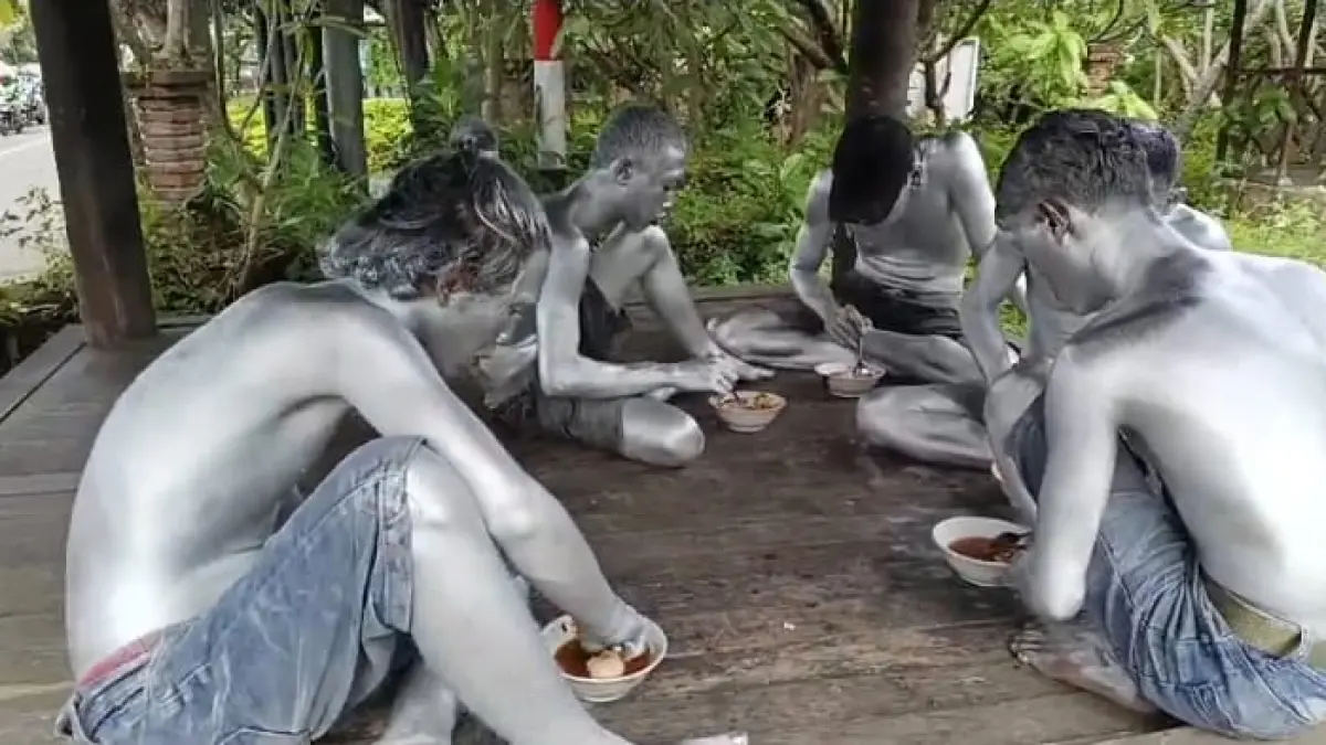 MODUS: Sejumlah manusia Silver yang suka mematung di lokasi-lokasi trafick light ini mulai main ancam kepada pengendara, padahal pendapatan jutaan?. (adrian suwanto/radarbali.id)