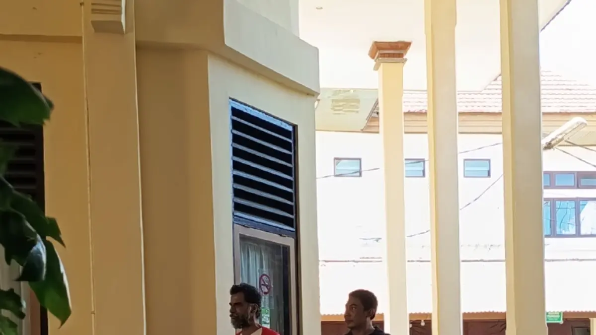MUJUR: Shaileshwaran Govindan usai menjalani sidang di PN Denpasar.