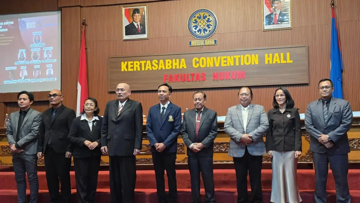 PERTAHANKAN DISERTASI: I Komang Darmayasa (tengah) usai menjalani sidang terbuka Program Studi Doktor Ilmu Hukum Universitas Udayana (Unud) Selasa (19/5/2026). 