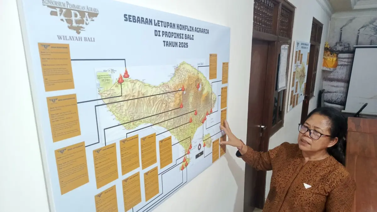 PETA KONFLIK: Koordinator KPA Wilayah Bali, Ni Made Indrawati saat menunjukkan peta wikayah konflik Agraria di Bali, Selasa (19/5/2026). (I Wayan Widyantara/radarbali.id)