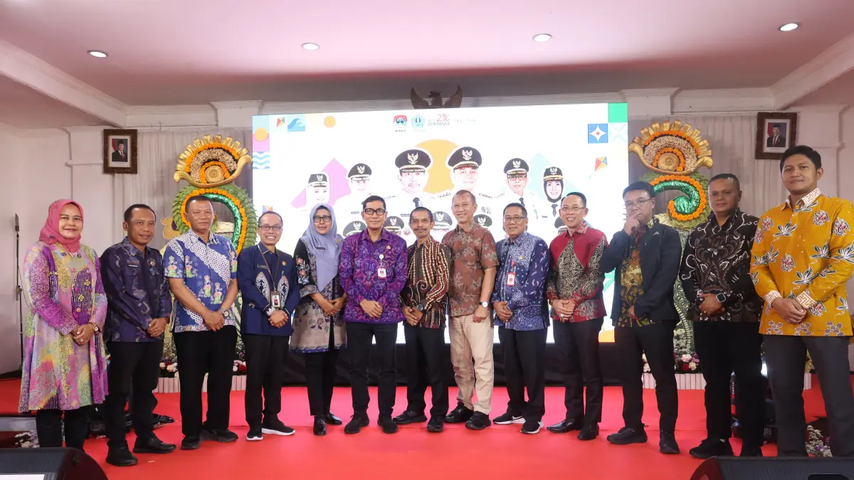 Sekretaris Daerah Kota Denpasar I Gusti Ngurah Eddy Mulya (6 dari kiri) bersama panitia Rakerkomwil IV APEKSI.
