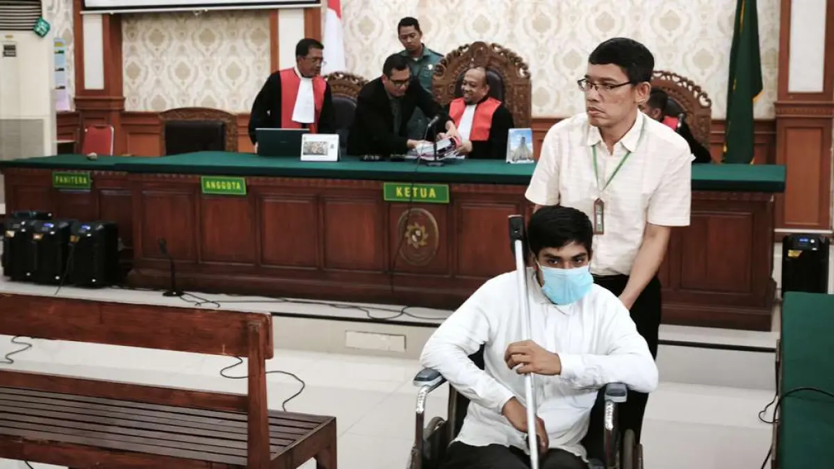 TUNGGU PUTUSAN: Nirul Rashim Abdoelrazak (di atas kursi roda) usai menjalani sidang tuntutan di PN Denpasar.
