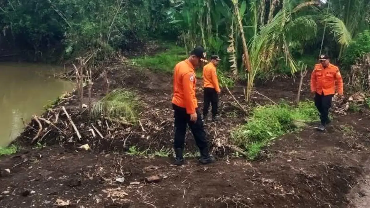 TUNTASKAN KERJA PASCABANJIR: Sejumlah petugas BPBD Jembrana saat memantau kondisi area Sungai Nusasari. (M.Basir)
